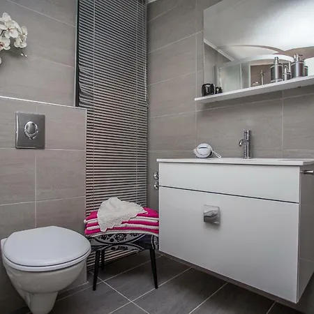 Lux * マカルスカ